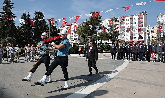 Antalya Büyükşehir’de Atatürk Anıtı’na çelenk sunma töreni
