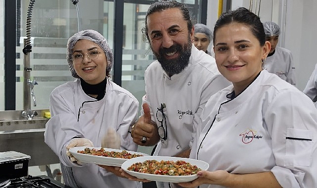 1. Geleneksel Yemek Yarışmasında jüri üyesi şefler, Gebze Beyaz Kalpler Eğitim ve Gelişim Merkezi’nde aşçılık eğitimi gören öğrencilere hayran kaldı