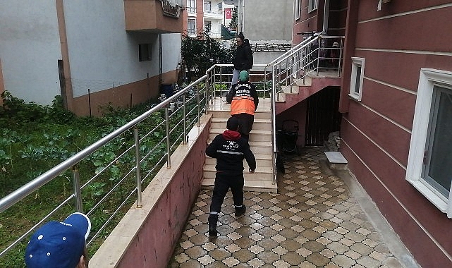 Gölcük Belediyesi atık toplama ekibi, Piyalepaşa Mahallesi’nde çalışma yaptıkları sırada kendilerine sevgi dolu cümlelerle el sallayan minik kardeşleri ziyaret ederek sürpriz yaptılar