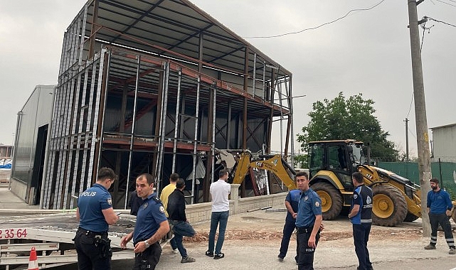 Kartepe Belediyesi Yapı Kontrol Müdürlüğü ekipleri kaçak yapılarla ilgili kararlı mücadelesini sürdürüyor