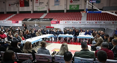 Aliağa Belediyesi Personeli Başkanları İçin Salon Kapattı