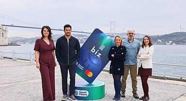 Burak Özçivit, Prof. Dr. Sinan Canan ve Açelya Akkoyun, Hayat Finans’ın ‘yeni nesil aile kartı’ için aynı sahnedeydi