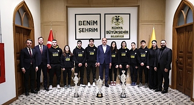 Konya Büyükşehir’in Başarılı Judocuları 2025’te Kazandıkları Kupaları Başkan Altay’a Takdim Etti
