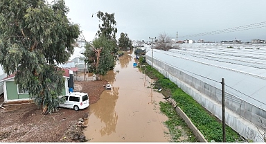 Antalya Büyükşehir Belediyesi sel afetinden zarar gören vatandaşın yanında
