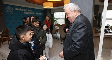 Badırgalı çocuklar el emeklerini Başkan Şadi Özdemir’e hediye etti