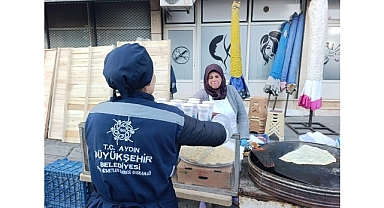 Başkan Çerçioğlu’ndan Vatandaşlara ve Pazarcı Esnafına Sıcak İkram