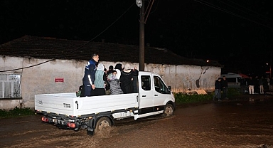 Büyükşehir ve MASKİ Ekipleri Yağmurda Tüm Gücüyle Sahada