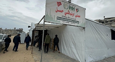 Gazze’de Ramazan’a çadır cami: İsrail yıktı, Büyükşehir kurdu