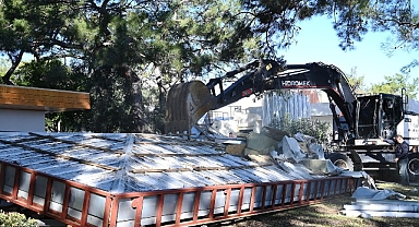 Kemer’de kaçak yapıların yıkımı sürüyor