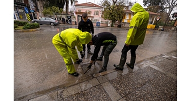 İzmir Büyükşehir Belediyesi ekipleri sağanak yağış ve fırtına nedeniyle seferber oldu