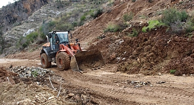 Antalya Büyükşehir Belediyesi ekiplerinden yol mesaisi