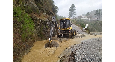Büyükşehir ekipleri yağış sonrası bozulan yolları onarıyor
