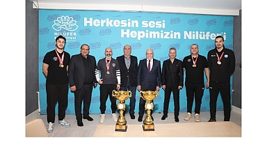 Nilüfer’in şampiyon kızları kupaları Başkan Şadi Özdemir’e getirdi