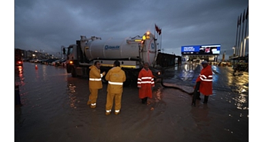 İzmir’de yağış ve deniz seviyesi hareketliliğine anlık müdahale
