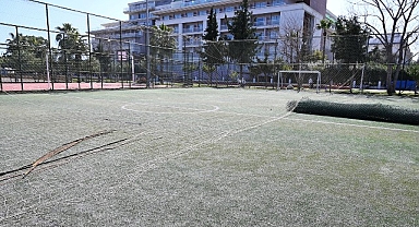 Günübirlik alandaki halı saha yenileniyor