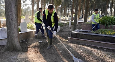 Burhaniye’de Ramazan Bayramı Öncesi Mezarlıklarda Kapsamlı Temizlik