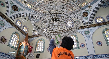 Çiğli’de Bayram Öncesi Cami Ve Mezarlıklarda Kapsamlı Temizlik