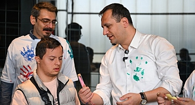Minik eller doğaya umut ekti